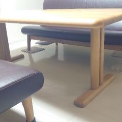 【🉐→下記】✨全ての価格✨『✨ソファーのような長いイスが２脚✨』➕️『８人以上も楽々座れる❗“木製 一枚板”の“しっかりしたダイニングテーブル😃”の【ダイニングテーブルセット】😆作業台にも😃ゲーム台にも・・ソファーのようなイスは😄ベンチとしても・・使えるよの画像