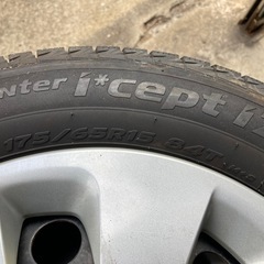 175/65R/15  スタッドレスタイヤ 4本セット ホィールキャップ付の画像