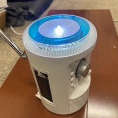 手回し発電式ラジオ、防災グッズ、LEDライト、Bluetooth、ソーラーパネル付、USBからのスマホ充電も可能、1ヶ月保証付の画像