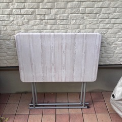 折りたたみテーブルの画像