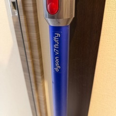 【早い者勝ち】ダイソン 掃除機 コードレス Dyson V7 fluffy壁掛け収納 スタンド付きの画像