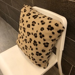 ニトリ　レオパード柄　クッションカバー+クッションの画像