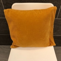 ニトリ　洗えるクッションカバー+クッション　コーデュロイ　オレンジの画像