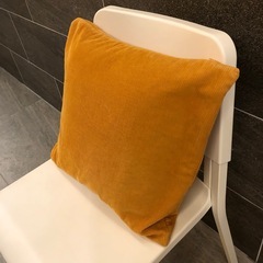 ニトリ　洗えるクッションカバー+クッション　コーデュロイ　オレンジの画像