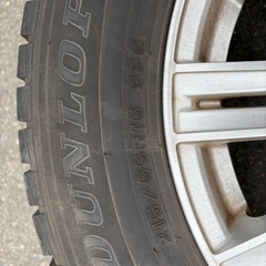 スタッドレスタイヤ、215/65R16の画像