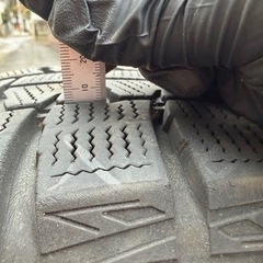 スタッドレスタイヤ、215/65R16の画像