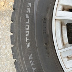 スタッドレスタイヤ、215/65R16の画像