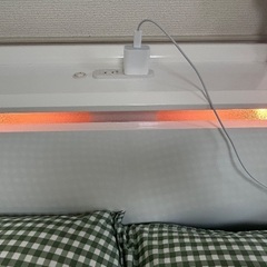 ニトリ　ベッドフレーム　セミダブル　白　コンセント・ライト付きの画像