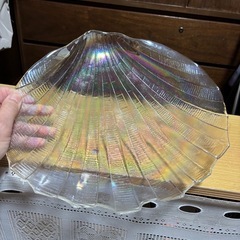 ガラスプレート皿 大皿 虹色　おしゃれな貝殻デザイン の画像
