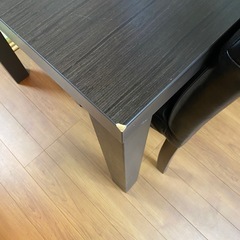 テーブルと椅子の画像