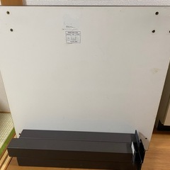 テーブルと椅子の画像