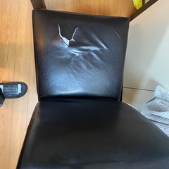 テーブルと椅子の画像