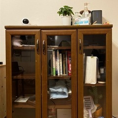 【無料／引き取り限定】ガラス扉付き小型ブックシェルフ（3枚扉）キズあり／つつじヶ丘／5階階段のみの画像