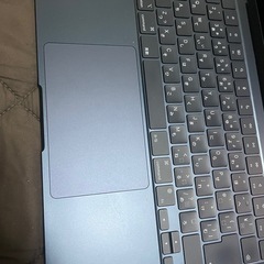 MacBook AIR ミッドナイトブラック　画面ひび割れの画像