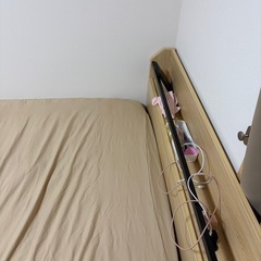 セミダブルベッドフレーム&マットレス(マットレスカバー付き)の画像