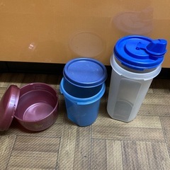 タッパーウエアの容器３点の画像