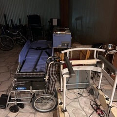 ストレッチャー，車椅子の画像