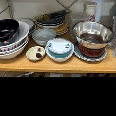 お皿、圧力鍋、コップなどキッチン備品の画像