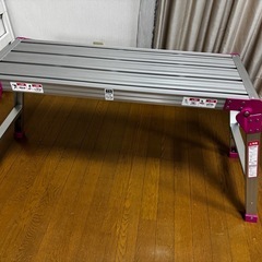 折り畳み式脚立の画像