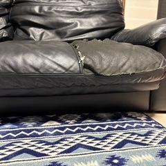 革　ソファー　ブラック　ゆったり座れる　黒の画像