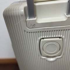 キャリーケース（タイヤ落ち、ヒビあり）の画像