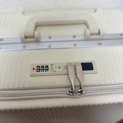 キャリーケース（タイヤ落ち、ヒビあり）の画像