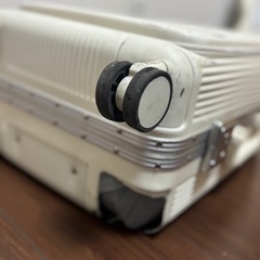 キャリーケース（タイヤ落ち、ヒビあり）の画像