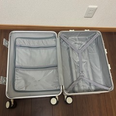 キャリーケース（タイヤ落ち、ヒビあり）の画像