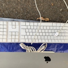 Apple iMac シルバー 大画面 ワイヤードキーボードの画像