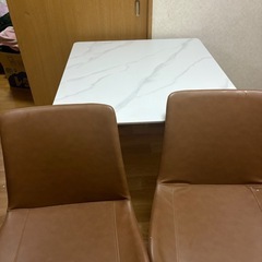テーブルとイスの画像