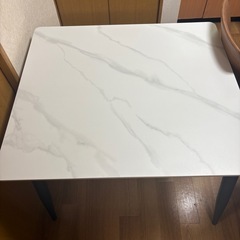 テーブルとイスの画像