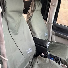 汎用シートカバー2枚と背面小物入れの画像