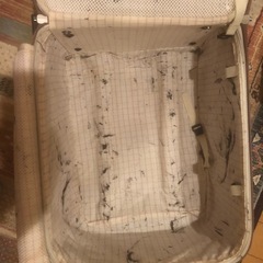 とてもボロボロなキャリーケースの画像