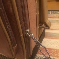 とてもボロボロなキャリーケースの画像