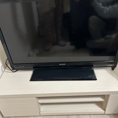テレビとテレビ台の画像