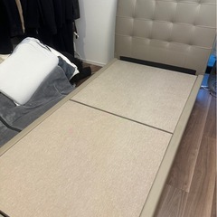 美品 シングルベッドフレーム 背もたれクッション  グレー の画像