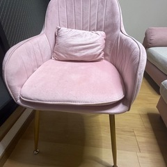 ULOVEJOY ベルベット アームチェア ピンク（ゴールド脚／抱き枕付き）の画像