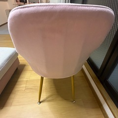 ULOVEJOY ベルベット アームチェア ピンク（ゴールド脚／抱き枕付き）の画像