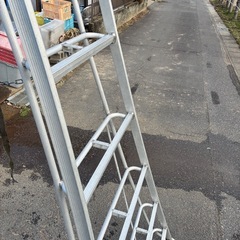 格安！早い者勝ち！まだまだ使えます！配送可！造園はしご　三脚脚立8尺の画像