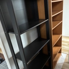 本棚（黒、写真左）の画像