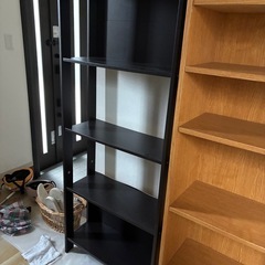 本棚（写真右、ブラウン）の画像