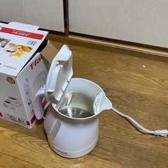 T-fal Justine 電気ケトル ホワイト/ピンク 約1.2Lの画像