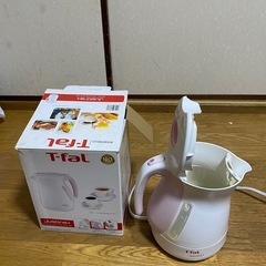 T-fal Justine 電気ケトル ホワイト/ピンク 約1.2Lの画像