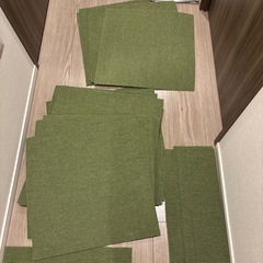 ニトリ　タイルカーペット　緑　中古の画像