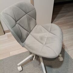 ニトリのコンパクトオフィスチェア（グレー）の画像