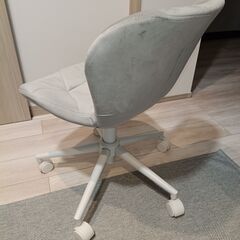 ニトリのコンパクトオフィスチェア（グレー）の画像