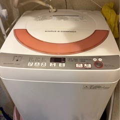 テーブル、冷蔵庫、洗濯機の画像