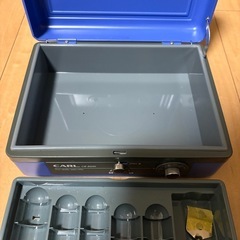 CARL CB-8200 青色キャッシュボックスの画像