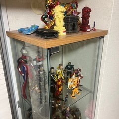 ガラス飾り棚の画像