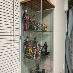 ガラス飾り棚の画像